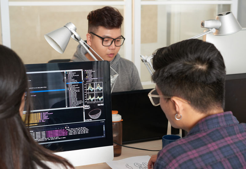 Profissionais colaborando em um projeto de tecnologia